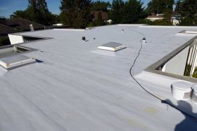 Flat roof waterproofing with liquid plastic