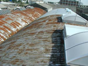 Bild - Dachsanierung: Wellblech Tonnendach