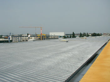 Bild - Dachsanierung Blechdach: Schaum mit Flüssigkunststoff beschichtet