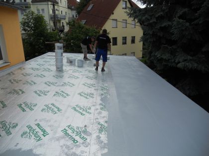 Sheet metal roof insulated with PU panels