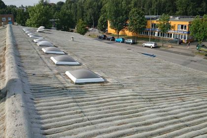 Roof renovation of an old foam roof with the liquid plastic PURelastik and reinforcing fleece in full reinforcement