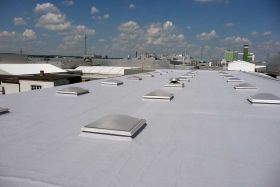 Flat roof waterproofing with liquid plastic