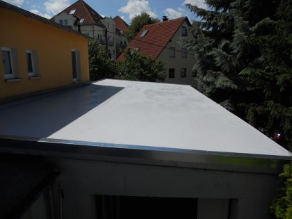 Trapezoidal sheet metal roof insulated and sealed with liquid plastic PURELASTIK