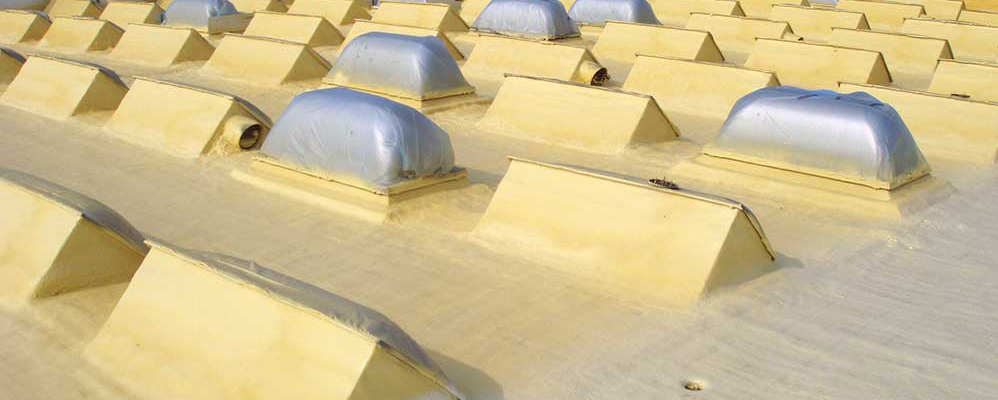 Roof waterproofing and thermal insulation with PUR roof spray foam