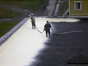 Dachsanierung in Barentsburg auf Spitzbergen am nördlichen Polarkreis