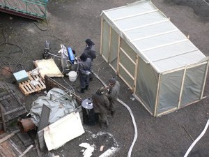 Dachsanierung in Barentsburg auf Spitzbergen am nördlichen Polarkreis