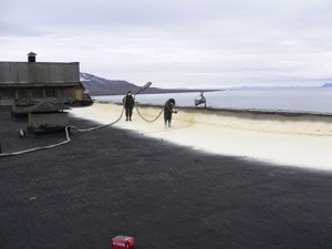 Dachsanierung in Barentsburg auf Spitzbergen am nördlichen Polarkreis