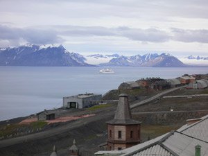 Dachsanierung in Barentsburg auf Spitzbergen am nördlichen Polarkreis
