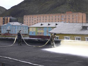 Dachsanierung in Barentsburg auf Spitzbergen am nördlichen Polarkreis