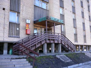 Dachsanierung in Barentsburg auf Spitzbergen am nördlichen Polarkreis