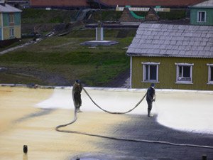 Dachsanierung in Barentsburg auf Spitzbergen am nördlichen Polarkreis