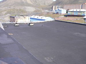 Dachsanierung in Barentsburg auf Spitzbergen am nördlichen Polarkreis