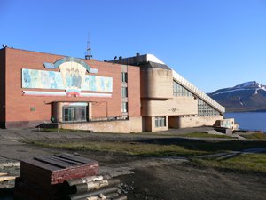 Dachsanierung in Barentsburg auf Spitzbergen am nördlichen Polarkreis