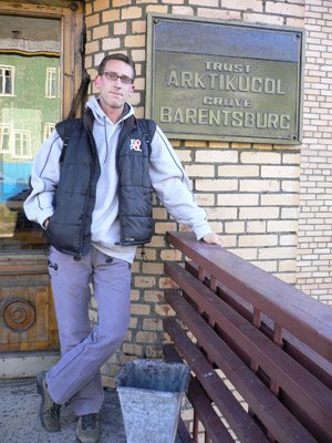 Dachsanierung in Barentsburg auf Spitzbergen am nördlichen Polarkreis